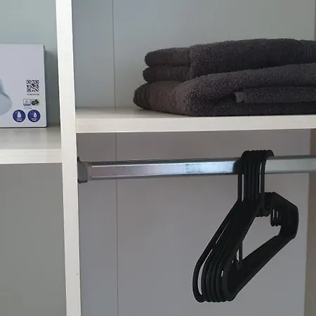 1 Von 3 Mit Gemeinschaftsbad-kueche, 30min Koeln Messe Bahnhof, 5min Bahnhof Zentrum Appartement