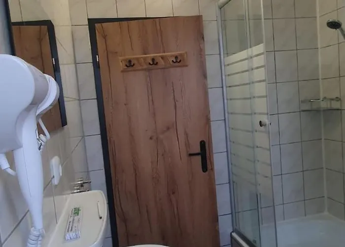 1 Von 3 Mit Gemeinschaftsbad-kueche, 30min Koeln Messe Bahnhof, 5min Bahnhof Zentrum * Leverkusen